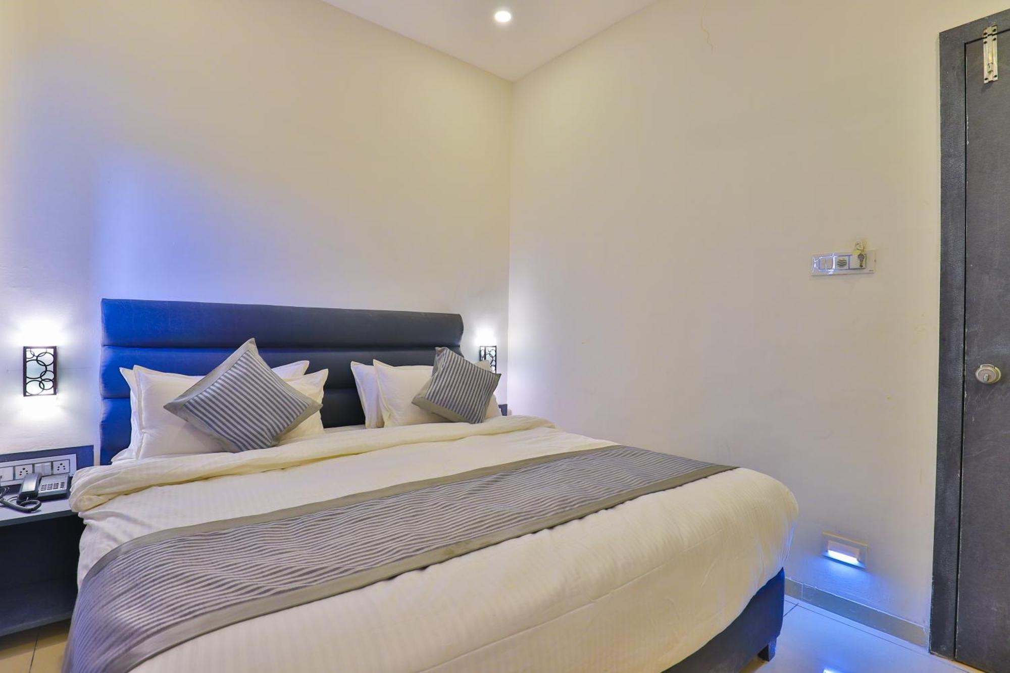Nova Hotel New Crossroad ราชโกฎิ ภายนอก รูปภาพ