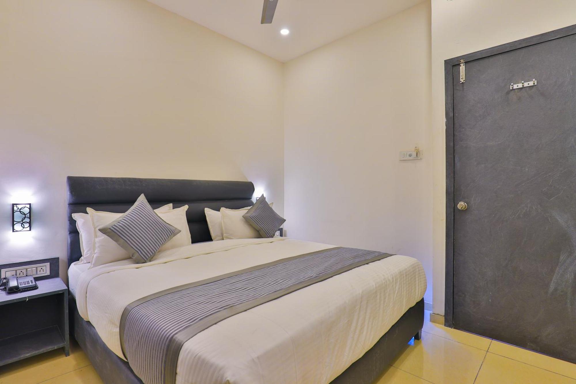 Nova Hotel New Crossroad ราชโกฎิ ภายนอก รูปภาพ