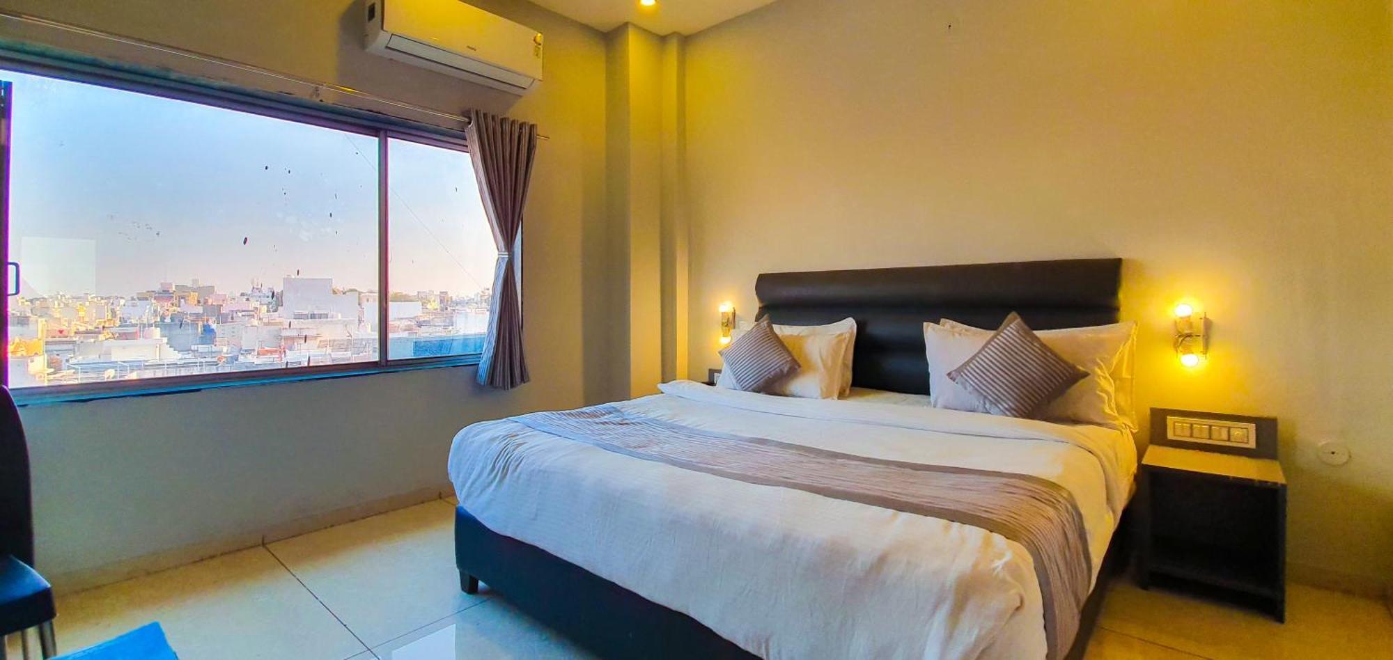 Nova Hotel New Crossroad ราชโกฎิ ภายนอก รูปภาพ