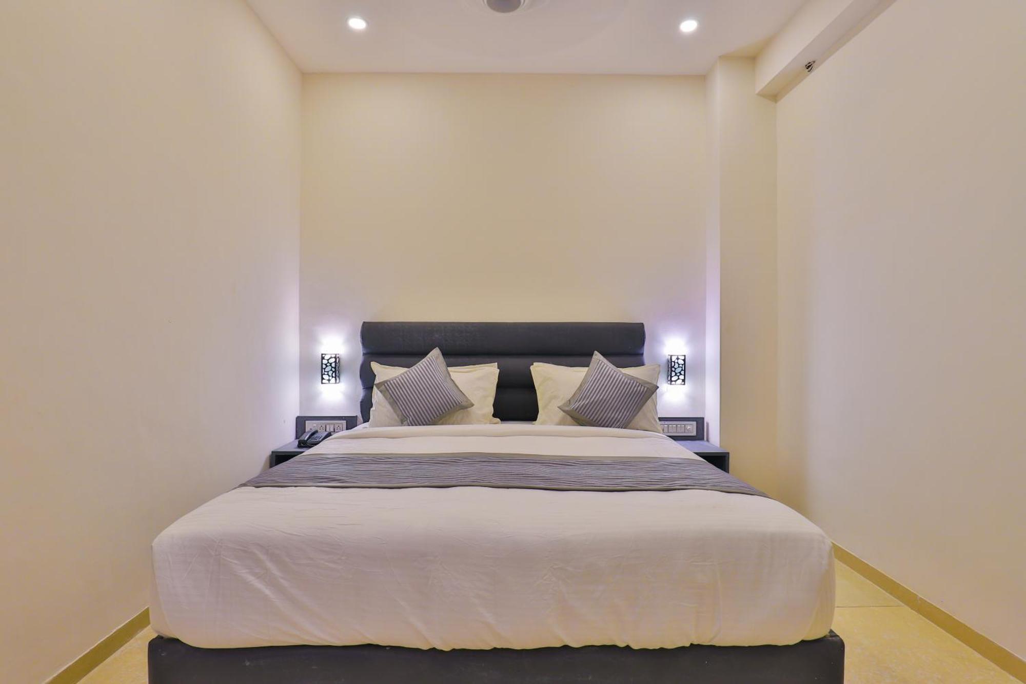 Nova Hotel New Crossroad ราชโกฎิ ภายนอก รูปภาพ