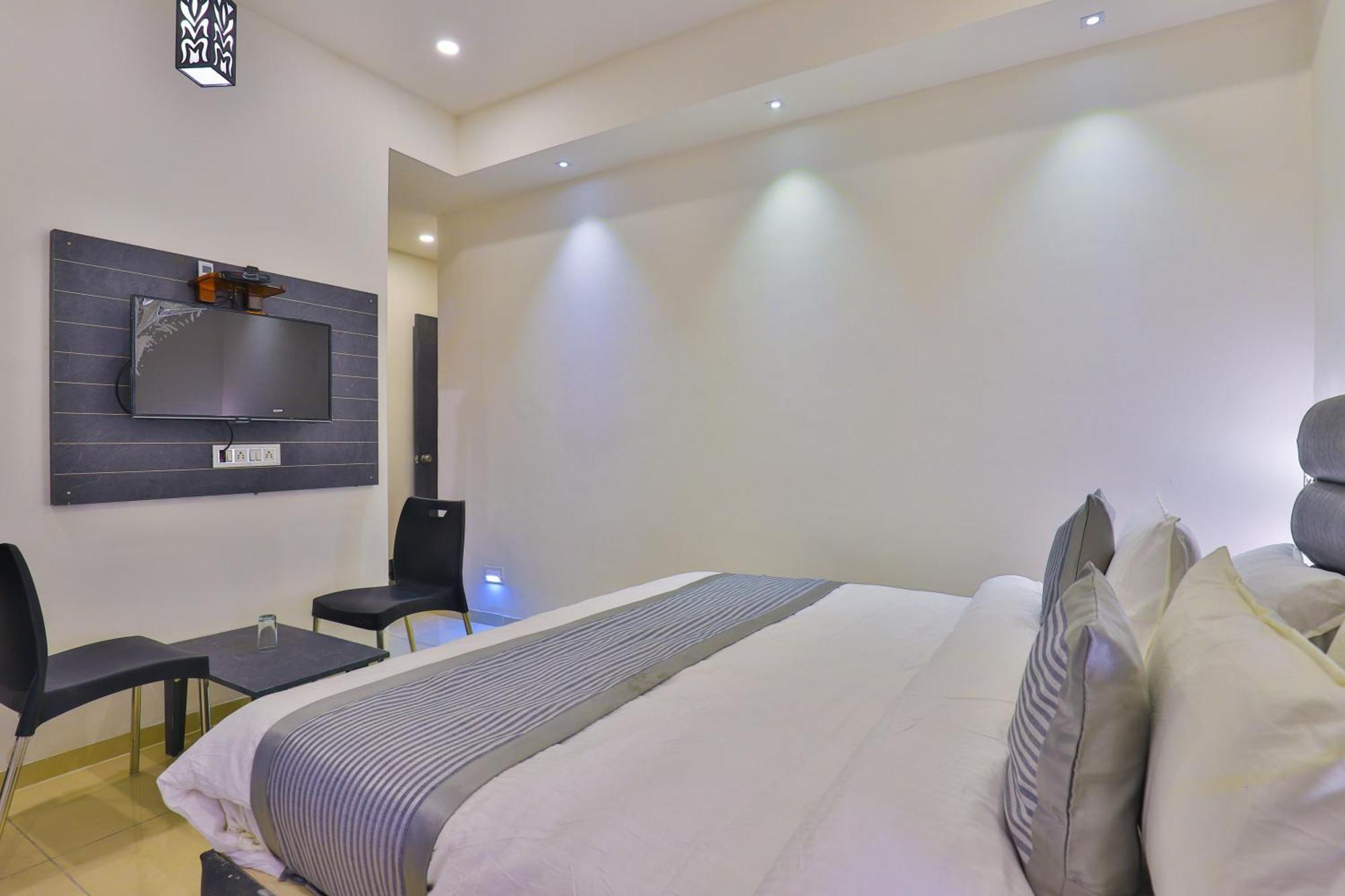 Nova Hotel New Crossroad ราชโกฎิ ภายนอก รูปภาพ