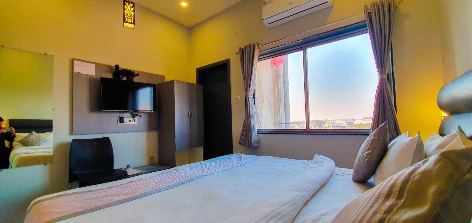 Nova Hotel New Crossroad ราชโกฎิ ภายนอก รูปภาพ