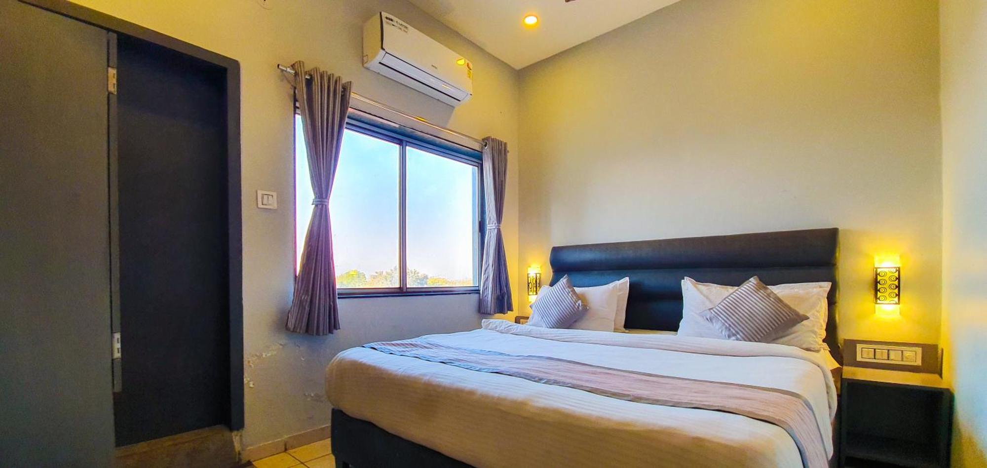 Nova Hotel New Crossroad ราชโกฎิ ภายนอก รูปภาพ