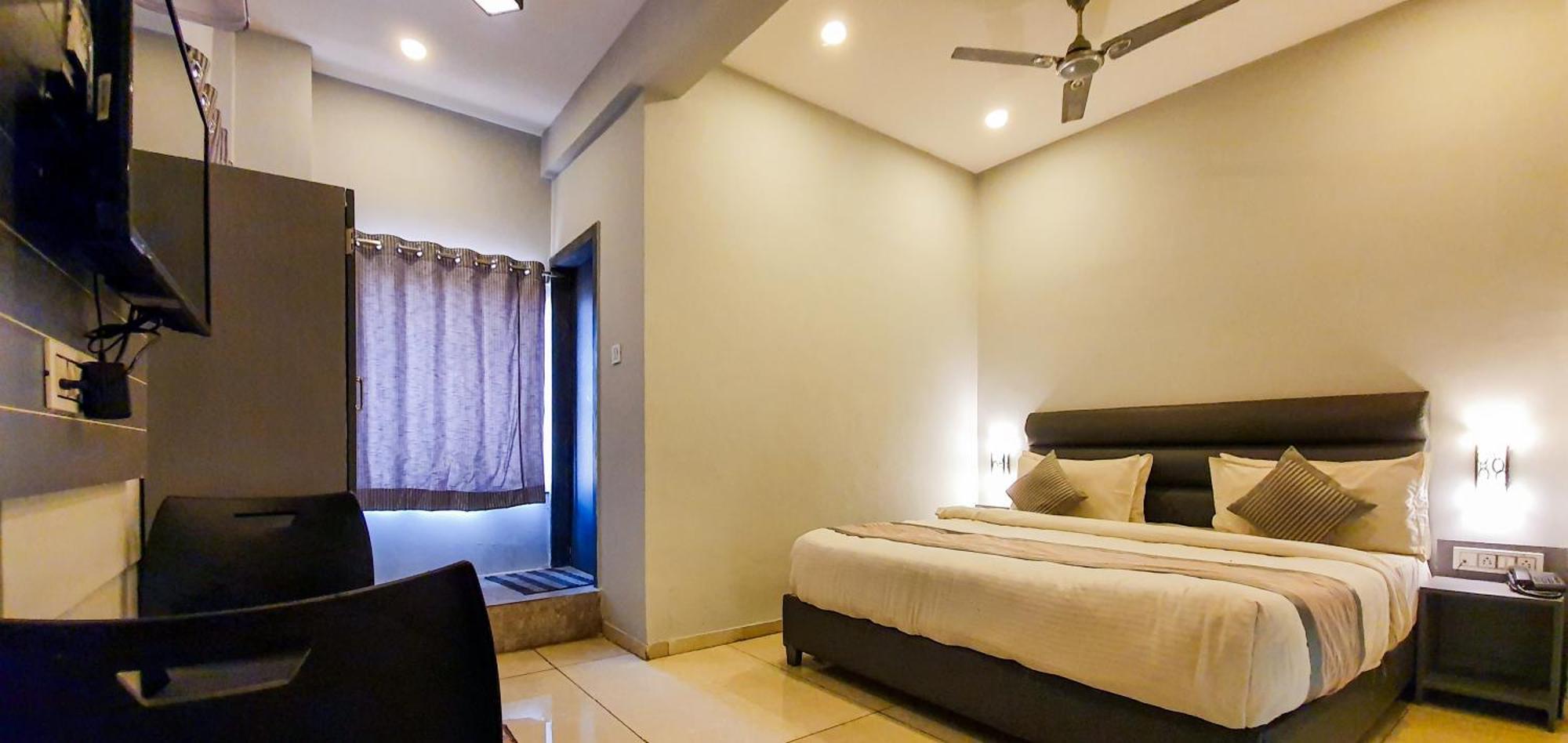 Nova Hotel New Crossroad ราชโกฎิ ภายนอก รูปภาพ