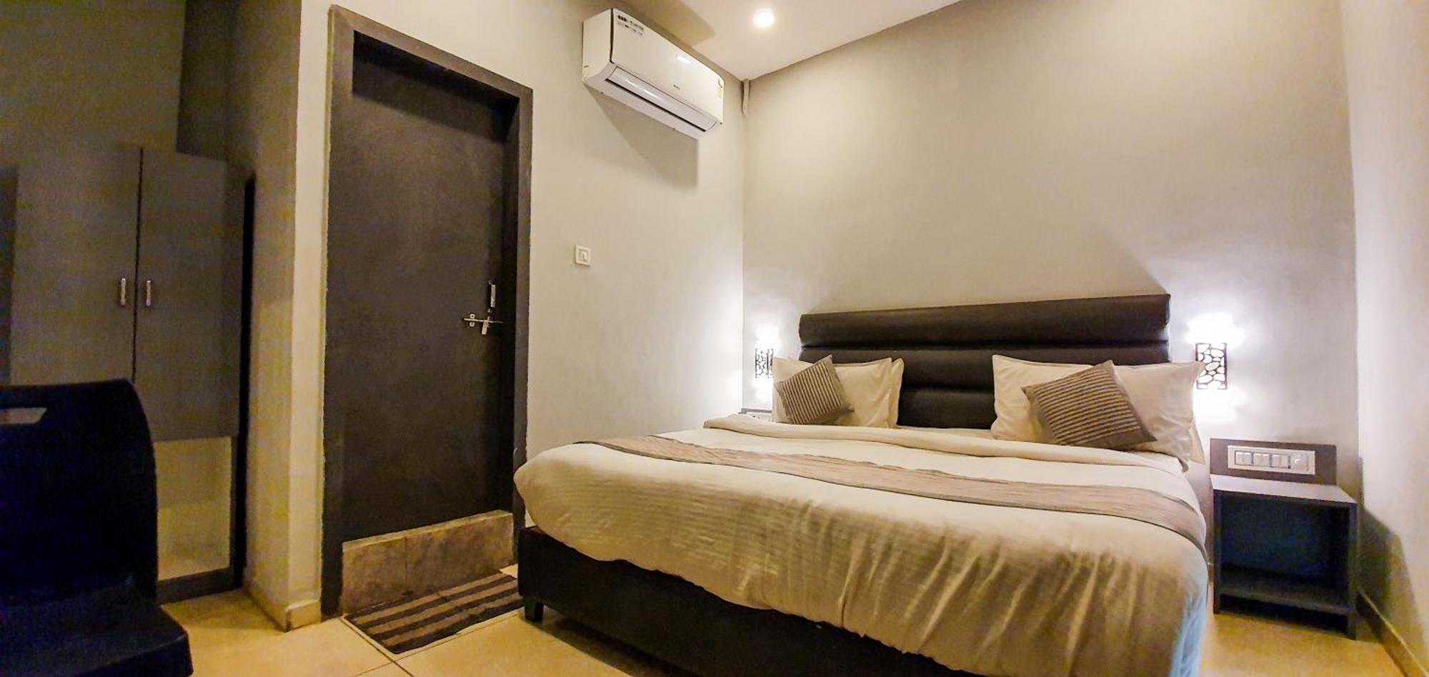 Nova Hotel New Crossroad ราชโกฎิ ภายนอก รูปภาพ